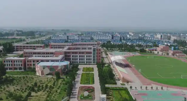 抓住暑期教学空档期进行硬化改造为师生日常通行增添了安全保